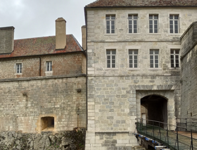 Réflexions sur la convention acceptant la participation financière d’AXA aux travaux du Château de Joux