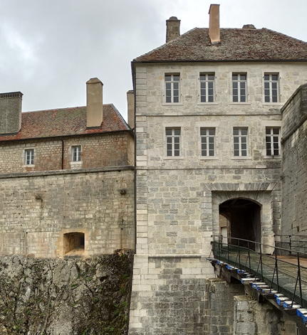 Réflexions sur la convention acceptant la participation financière d’AXA aux travaux du Château de Joux